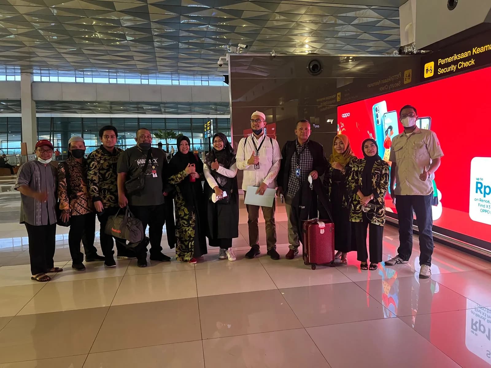 Tim Advance Umrah Indonesia berfoto di Bandara Soekarno-Hatta sebelum berangkat