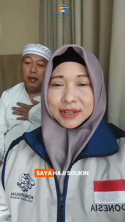 H. Solikin dan istri memberikan testimoni haji di kamar hotel Makkah